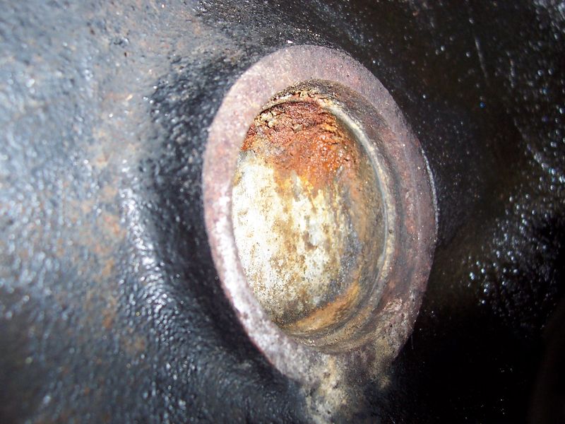 Soubor:Corroded-Core-Plug.JPG