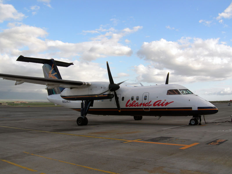 Soubor:Island Air Dash 8-100 N829EX.jpg