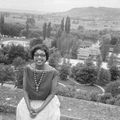 Afhalen van Josephine Baker in Frankrijk Josephine in haar tuin Les Milandes, Bestanddeelnr 912-6479.jpg
