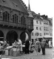 Bundesarchiv B 145 Bild-F010469-0009, Freiburg-Breisgau, Markt am Münsterplatz.jpg