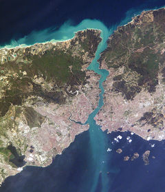 Satelitní snímek Bosporské úžiny a města Istanbulu