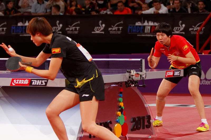 Soubor:Mondial Ping - Women's Singles - Semifinal - Ding Ning-Li Xiaoxia - 01.jpg