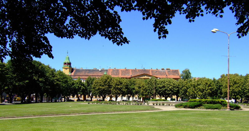 Soubor:Terezin CZ town square N side with town hall Ater5.jpg