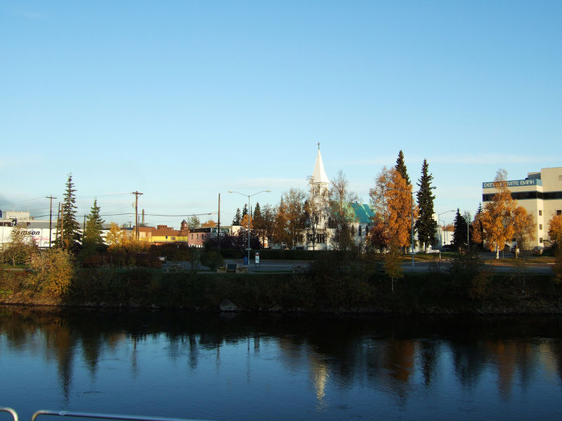 Soubor:Downtown Fairbanks, Chena River.jpg