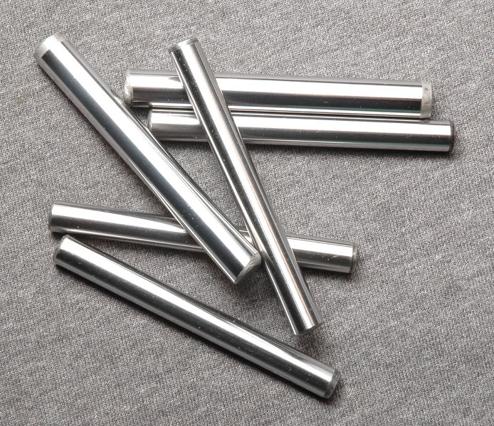 Soubor:Steel-Dowel-Pins.jpg