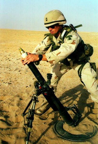 Soubor:Soldier firing M224 60mm mortar.jpg