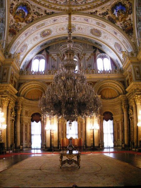 Soubor:Ceremonial hall Dolmabahce March 2008 pano2.jpg