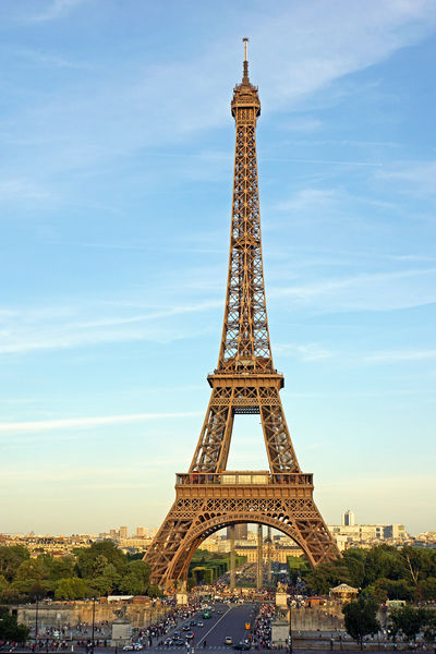 Soubor:France-000185 - Eiffel Tower Early Evening (14524780527).jpg
