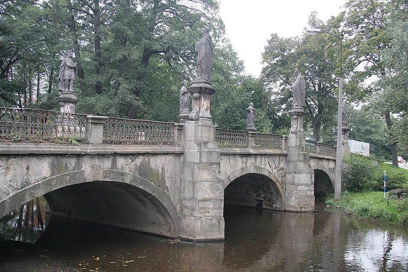 Soubor:Most s barokními sochami ve Žďáru nad sázavou.jpg