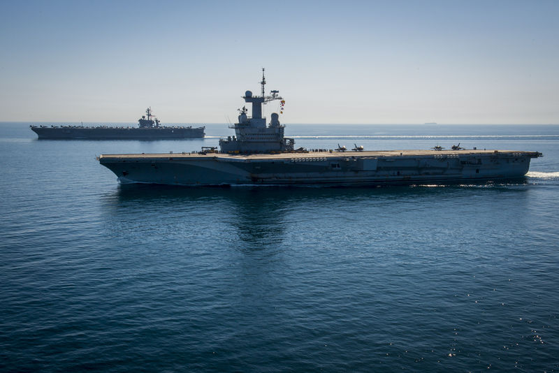 Soubor:Charles de Gaulle (R91) and USS Carl Vinson (CVN-70) in the Arabian Sea in March 2015.JPG