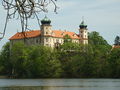 Mníšek pod Brdy, zámek od břehu Zámeckého rybníka.JPG