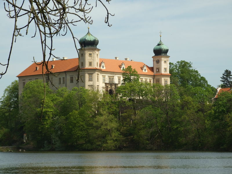 Soubor:Mníšek pod Brdy, zámek od břehu Zámeckého rybníka.JPG