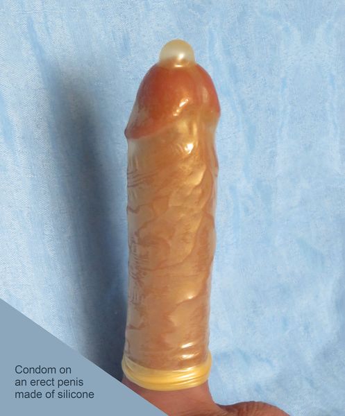 Soubor:Condom on penis 1.jpg