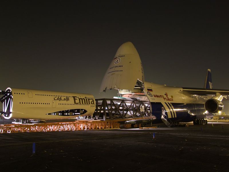 Soubor:Polet Airlines An-124 swallowing Emirates Airbus A380.jpg