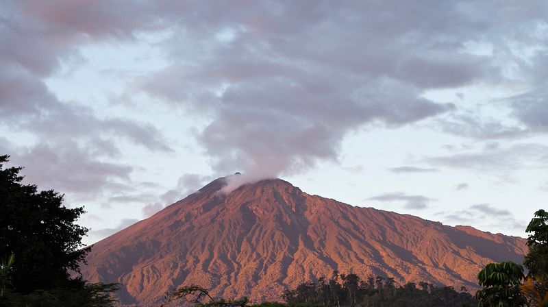 Soubor:Mount Meru at Sunset-2014-Flickr.jpg