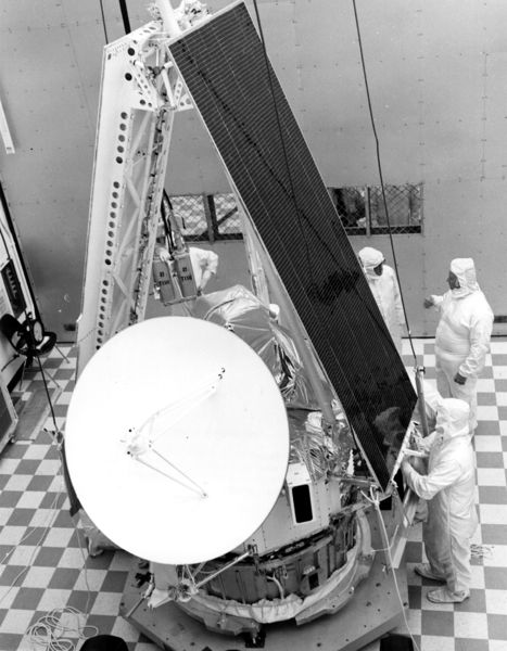 Soubor:Mariner 10 prepared for encapsulation.jpg