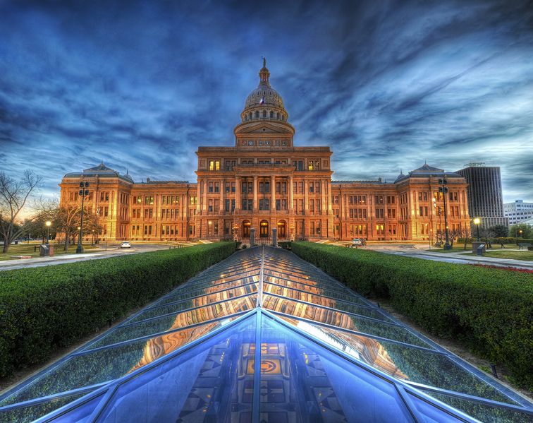 Soubor:The State Capitol of Texas at Dusk.jpg