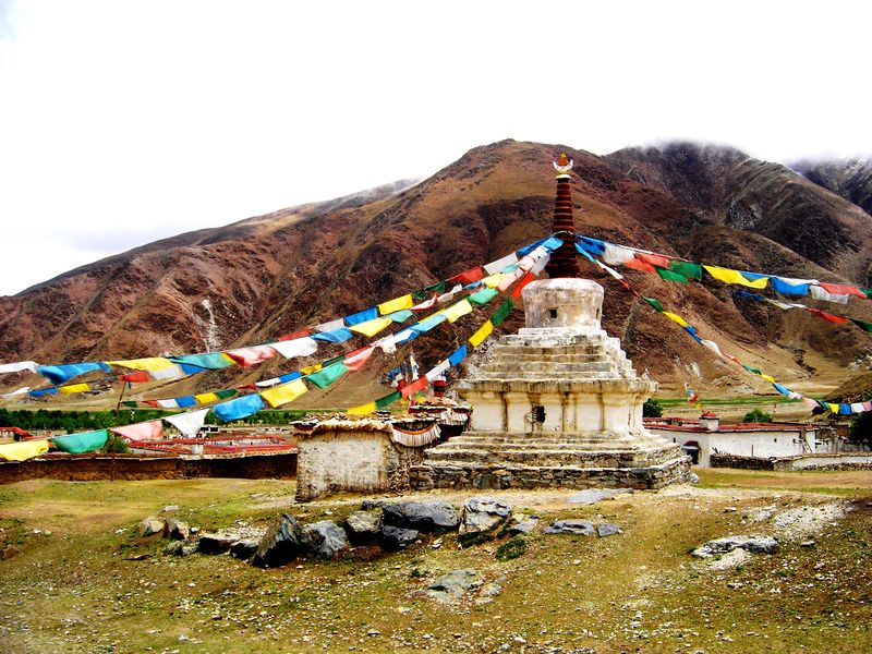 Soubor:Tibetan Village Stupa.jpg