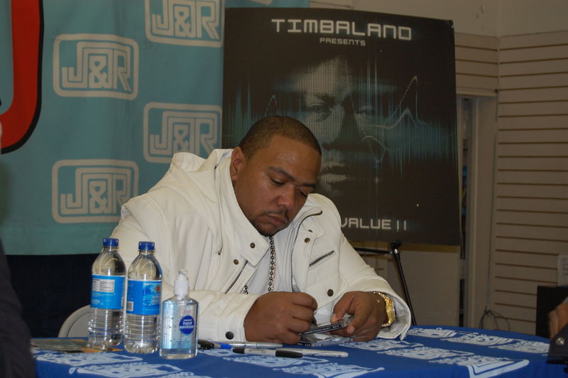 Soubor:Timbaland signing autographs 03 Flickr.jpg