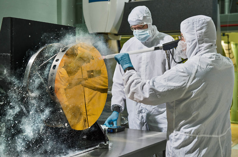 Soubor:Engineers Clean JWST Secondary Reflector with Carbon Dioxide Snow.jpg
