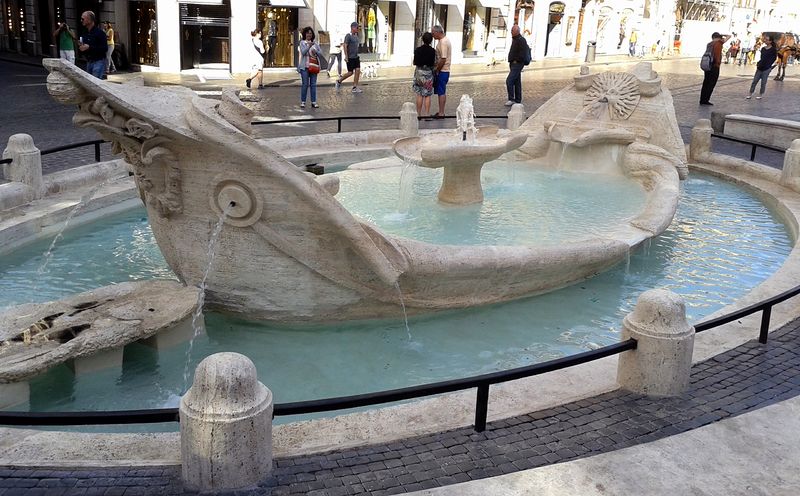 Soubor:Fontana della Barcaccia restaurata, lato Scalinata Trinità dei Monti.jpg