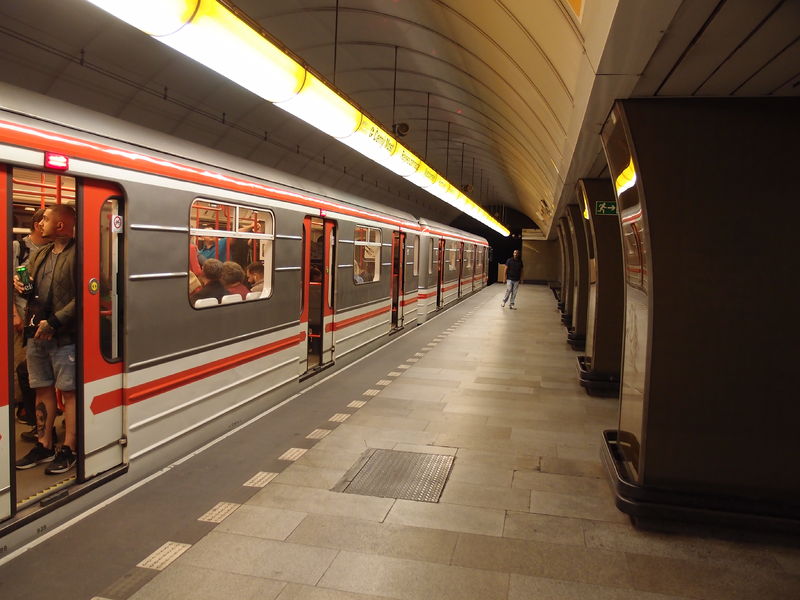 Soubor:Namesti Republiky metro station 2022Z09.JPG