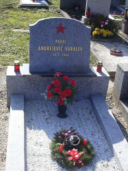 Soubor:Pomník ruského vojáka Pavla Andrejeviče Varalejova – hřbitov.jpg