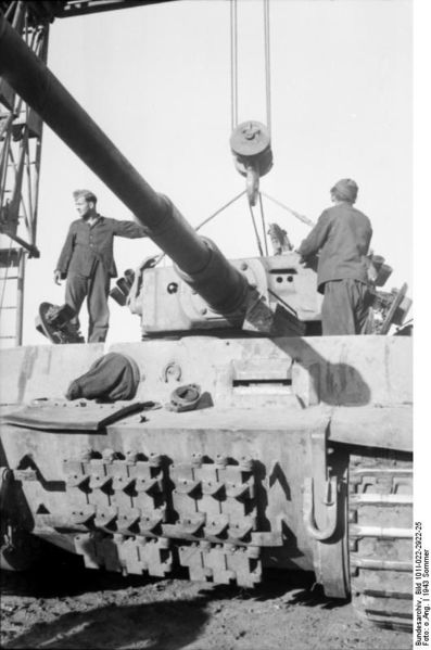 Soubor:Bundesarchiv Bild 101I-022-2922-25, Russland, Reparatur Panzer VI "Tiger I".jpg