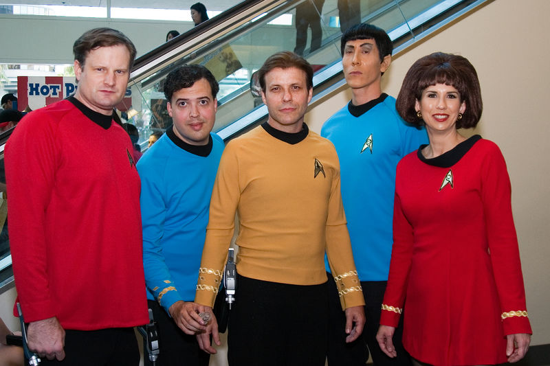 Soubor:Star Trek uniforms.jpg