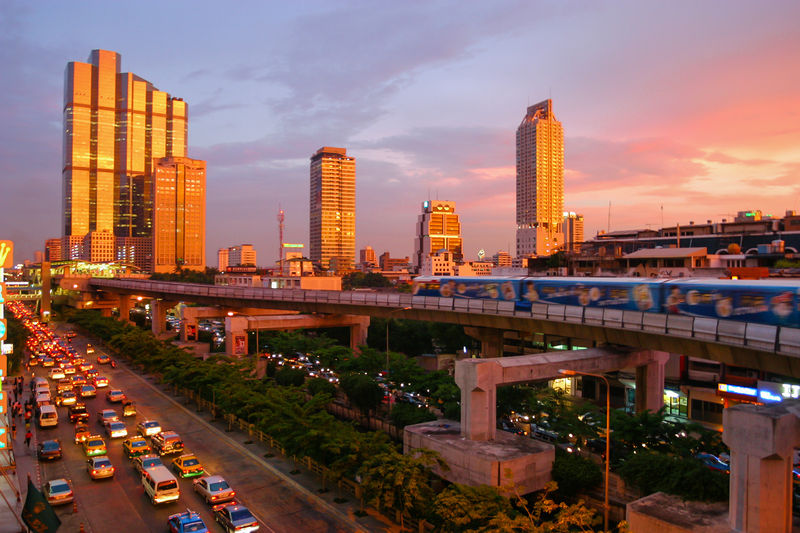 Soubor:Bangkok skytrain sunset.jpg