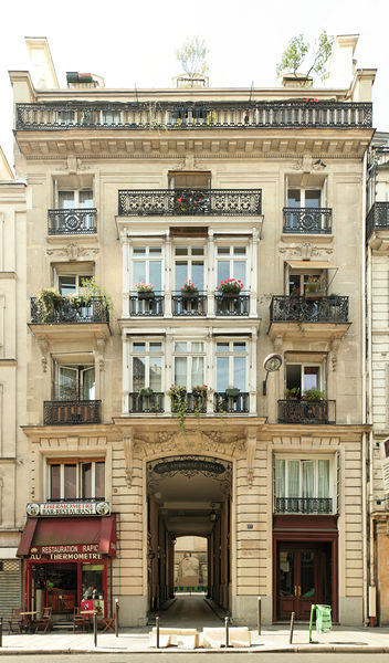 Soubor:Rue Ambroise-Thomas (Paris), porche 57 rue du Faubourg-Poissonnière (Paris).jpg