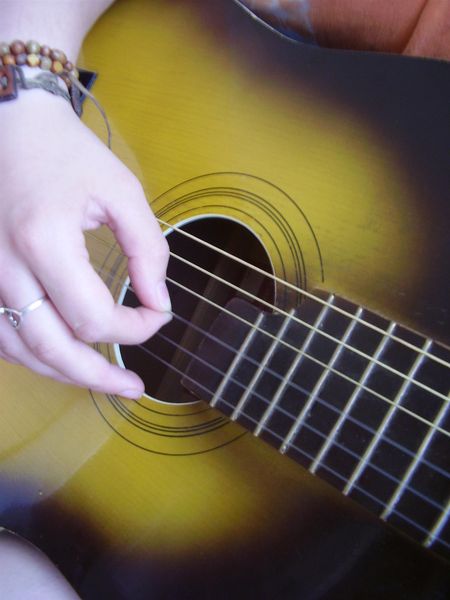 Soubor:Kytara a ruka.jpg