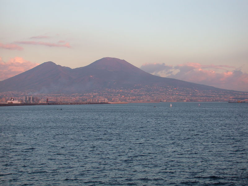 Soubor:Vesuvius from Naples at sunset.jpg