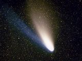 Kometa Hale-Bopp s bílým prachovým a modrým plynovým ohonem (1997)