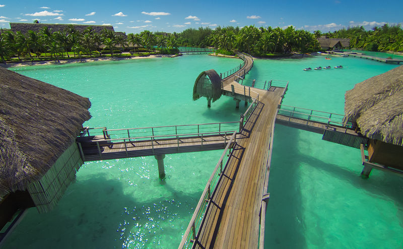 Soubor:Walking To Lunch In Bora Bora TRFlickr.jpg