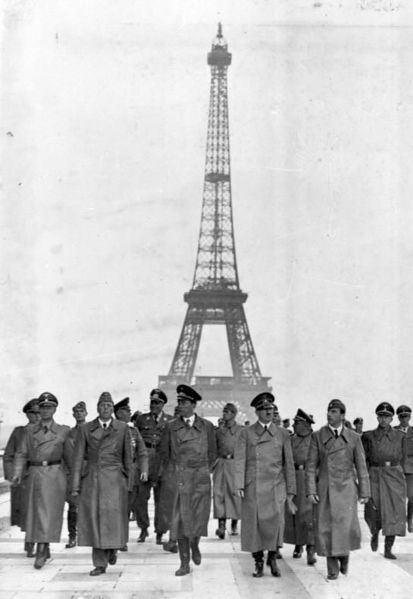 Soubor:Bundesarchiv Bild 183-H28708, Paris, Eiffelturm, Besuch Adolf Hitler.jpg