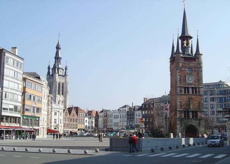 Soubor:Kortrijk GroteMarkt.jpg