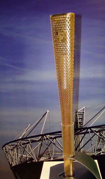 Soubor:2012 Summer Olympics torch @ Cardiff.jpg