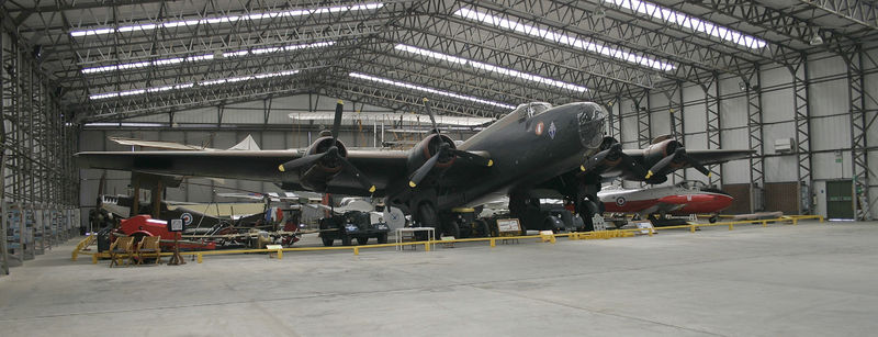 Soubor:Halifax Bomber Yorkshire Air Museum.jpg