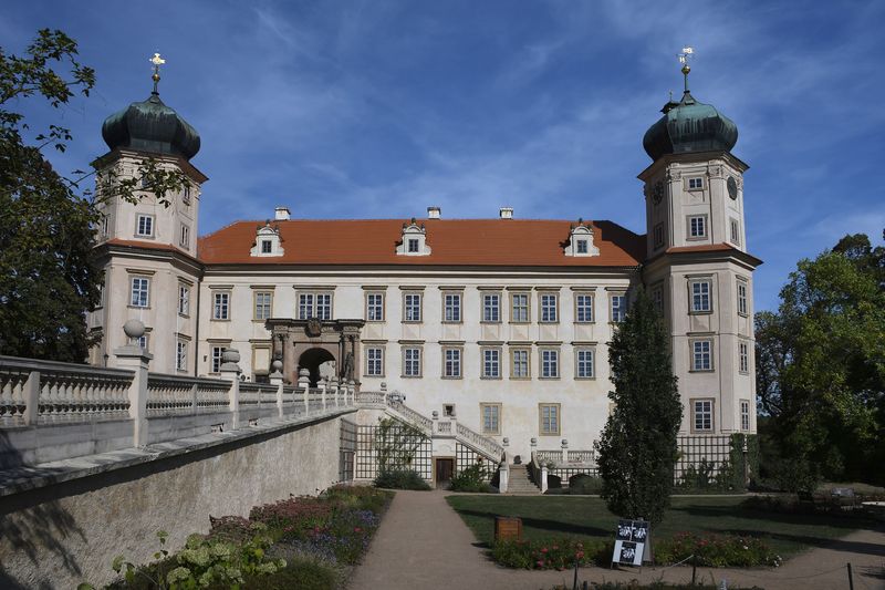 Soubor:Schloss Mníšek pod Brdy (Mnischek)-September-2-2018-Flickr.jpg