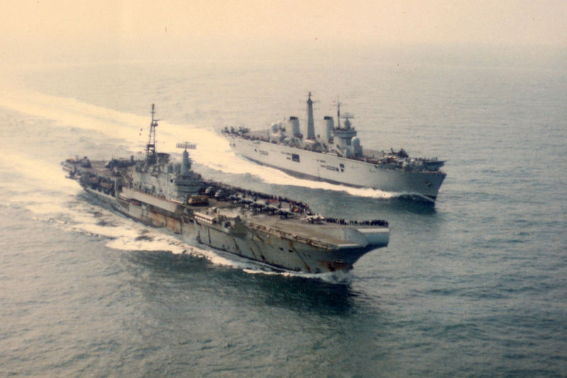 Soubor:HMS Illustrious steams past HMS Hermes, 20-07-1982-Flickr.jpg