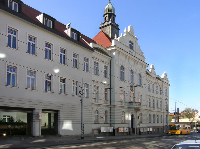 Soubor:Prague Vysocany Town Hall.jpg
