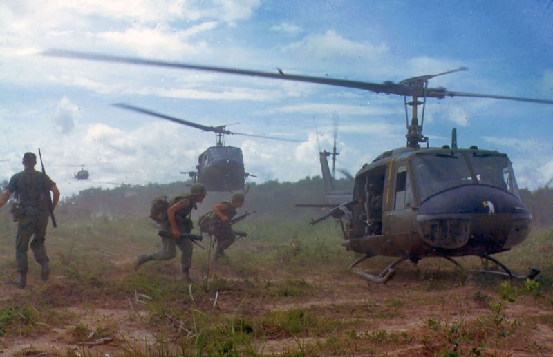 Soubor:UH-1D helicopters in Vietnam 1966.jpg