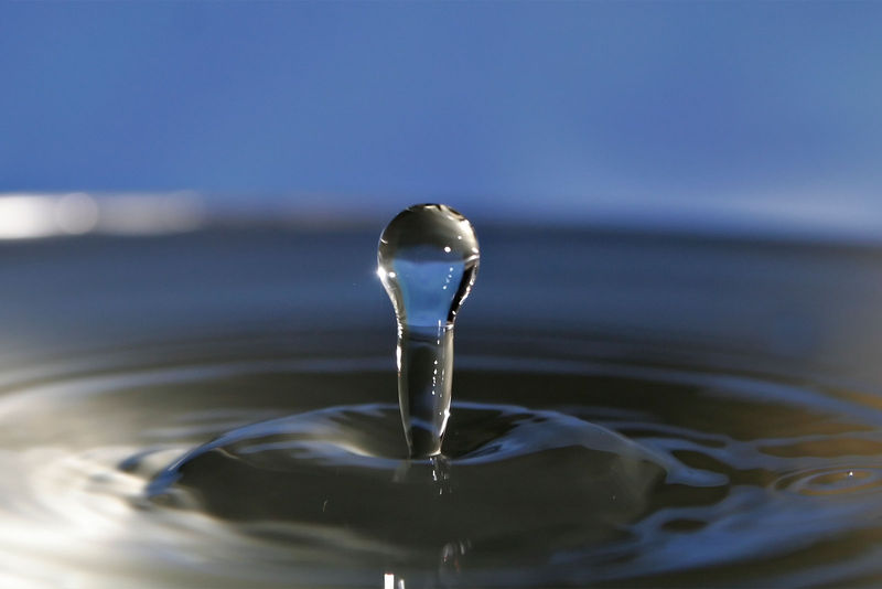 Soubor:Water droplet blue bg05.jpg