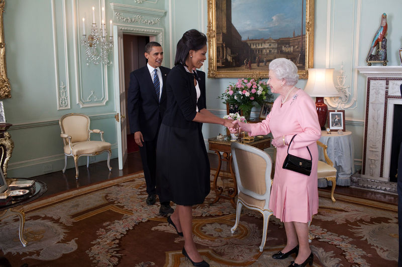 Soubor:Barack Obama Michelle Obama Queen Elizabeth II Buckingham Palace London.jpg