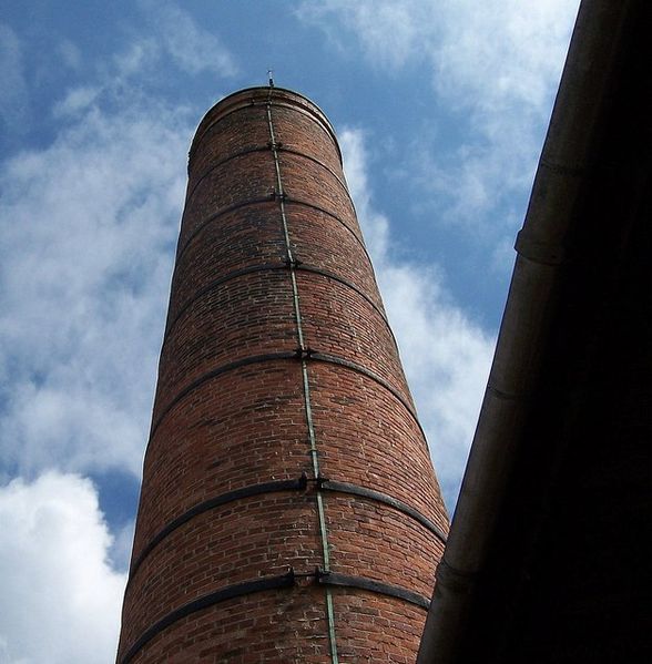 Soubor:Bursledon brickworks museum chimney - geograph.org.uk - 690899.jpg