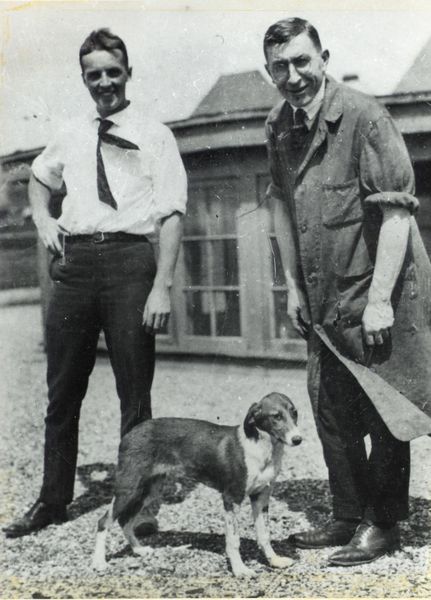 Soubor:Photograph of F.G. Banting and C.H. Best with a dog on the roof of the Medical Building (12309019434).jpg