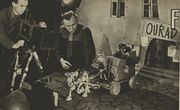 Takto to například vypadalo při natáčení filmu Pan Prokouk ouřaduje (1947). Loutky bylo vždy třeba před zachycením dalšího záběru ručně upravit do požadované polohy.