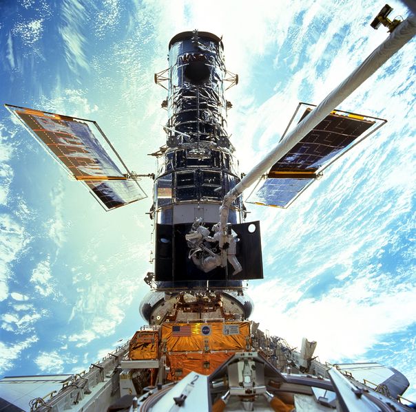 Soubor:STS-103 Hubble EVA.jpg