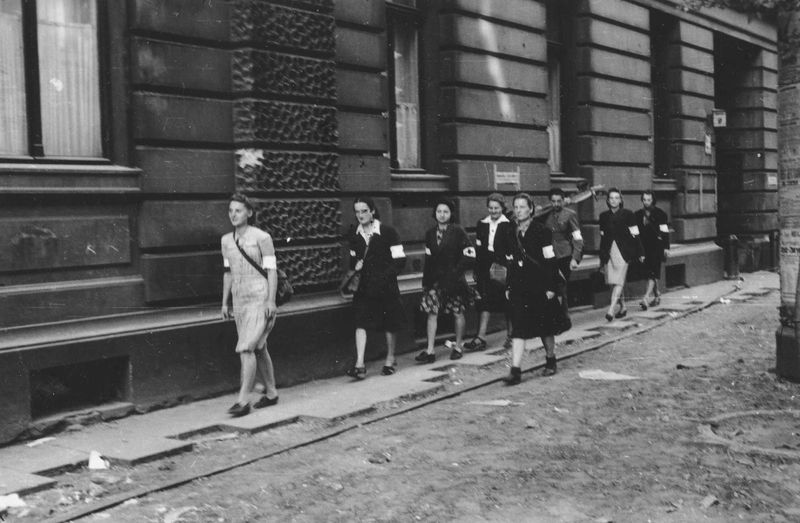 Soubor:Lokajski - Sanitariuszki na ulicy Moniuszki (1944).jpg